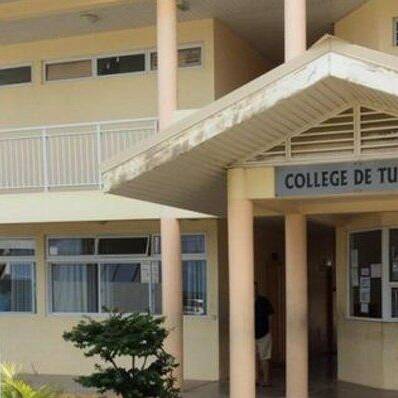 Mobilisation historique à Tubuai pour soutenir le principal suspendu du collège