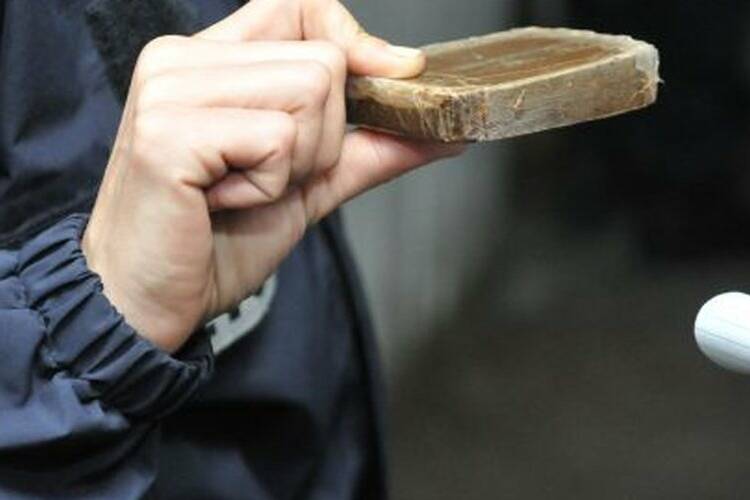 Fort-de-France : deux hommes condamnés après la découverte de cannabis dans leur voiture