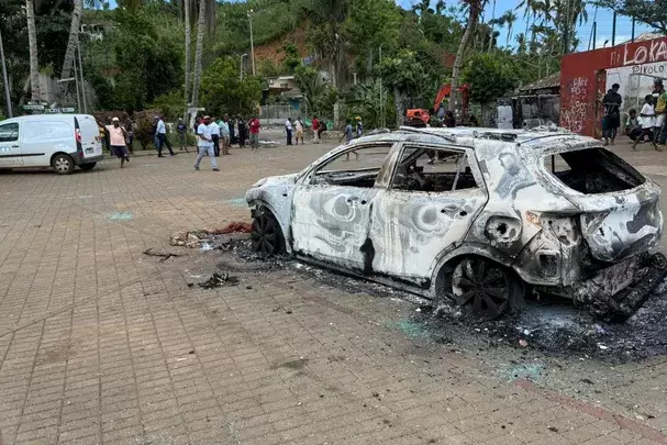 Mayotte : à Mangajou, les habitants bloquent la route après une nouvelle flambée de violence