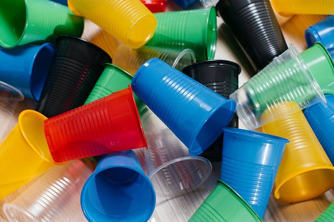 Interdiction des gobelets en plastique : l’échéance repoussée à 2030