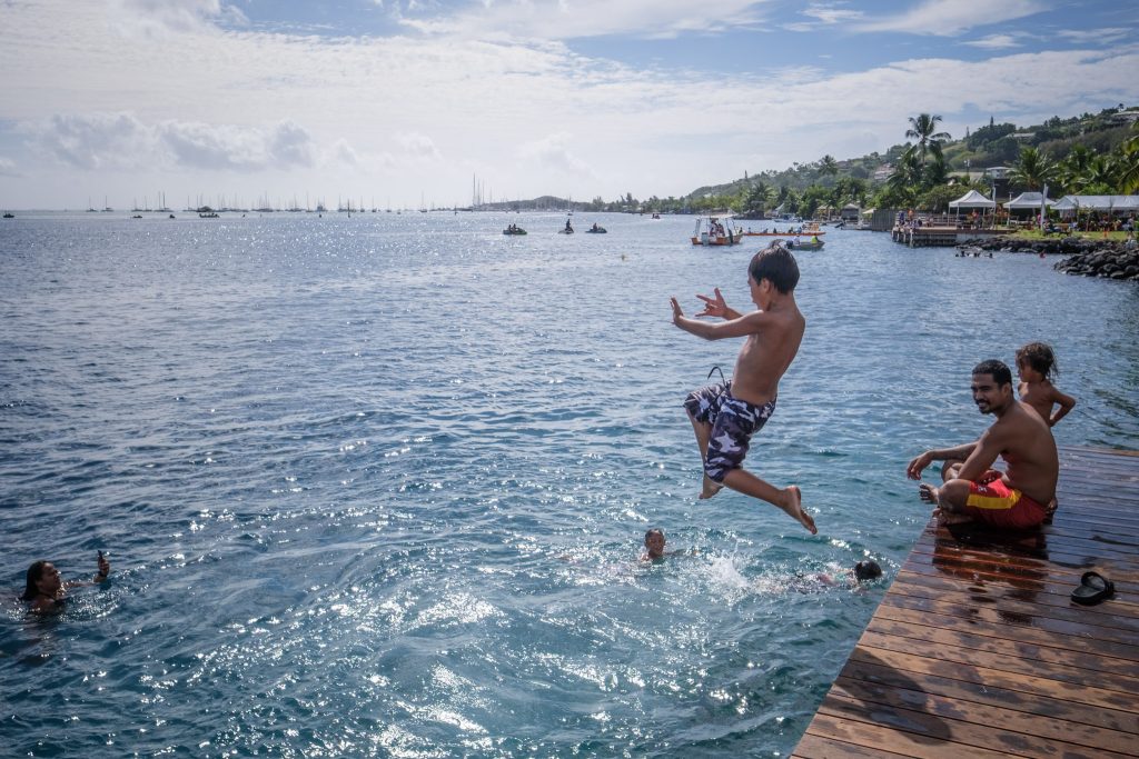 Pollution des eaux à Taapuna : baignade et activités nautiques interdites après une nouvelle casse du réseau