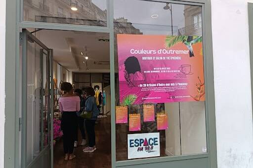 « Couleurs d’Outremer » à Paris : la boutique éphémère de Noël confirme, et passe un cap