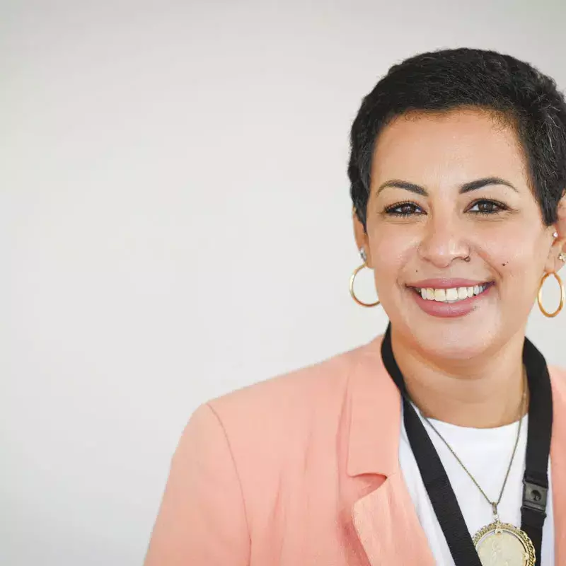 Sarra Vencatachellum : l’entrepreneure réunionnaise qui bouscule l’industrie solaire et redonne toute sa place aux peaux foncées