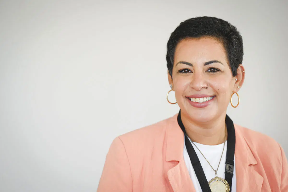 Sarra Vencatachellum : l’entrepreneure réunionnaise qui bouscule l’industrie solaire et redonne toute sa place aux peaux foncées