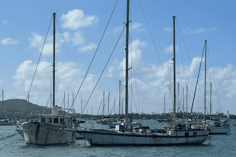 Martinique : un voilier abandonné menace la baie du Marin, l’État sommé de réagir