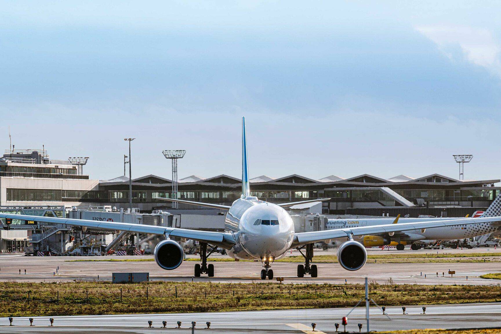 À Orly, les colis de Noël des Antilles rappellent que la France se vit aussi à distance