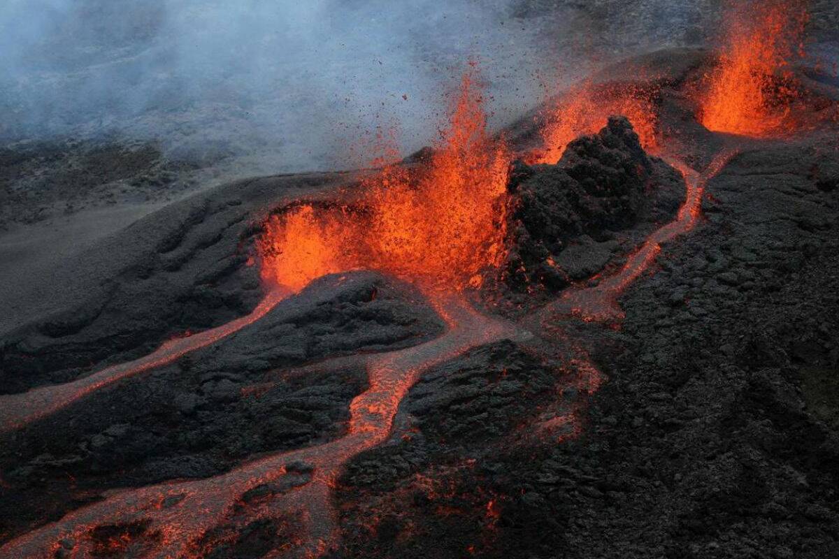 Le Piton de la Fournaise montre des signes de réveil, sous étroite surveillance à La Réunion