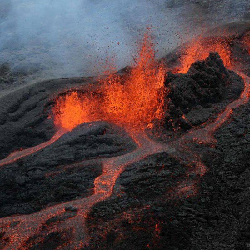 Le Piton de la Fournaise montre des signes de réveil, sous étroite surveillance à La Réunion