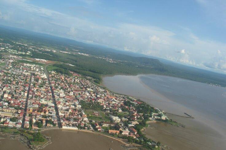 Cayenne : un vaste entrepôt ravagé à Collery, la piste d’un incendie volontaire se renforce