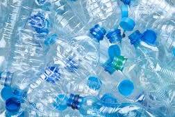 Mayotte : à Trévani, le Doukatri transforme les bouteilles en plastique en produits de première nécessité