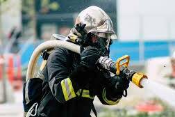 Baie-Mahault : un incendie ravage plusieurs voitures dans un garage de Destreland