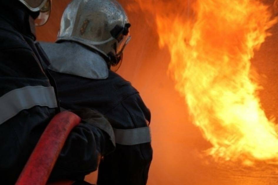 Incendie à Baie-Mahault : plusieurs véhicules détruits dans un garage automobile
