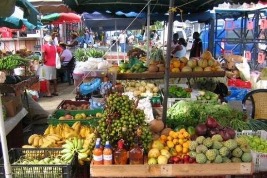Contrôles au marché de Gourdeliane : l’État traque le chlordécone et serre la vis sur l’étiquetage