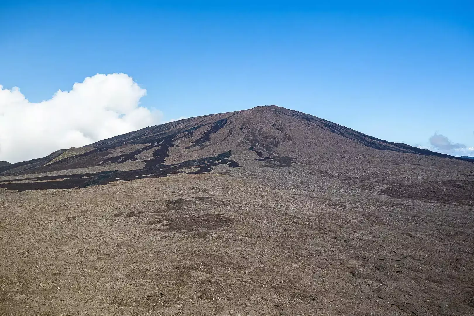 Le Piton de la Fournaise sous surveillance : une éruption toujours possible