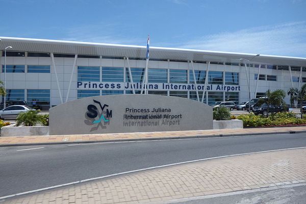 Sint-Maarten : après les tensions régionales, l’aéroport Princess Juliana revient à la normale