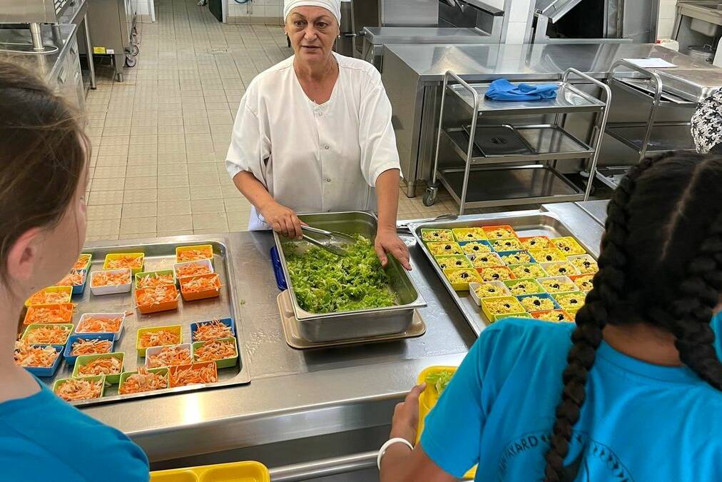 Cantine scolaire à Nouméa : l’État allège la facture des familles en 2026