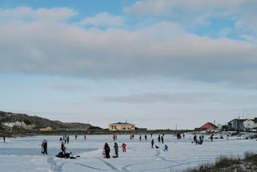À Saint-Pierre, un retraité de 79 ans transforme l’hiver en galerie d’art à ciel ouvert