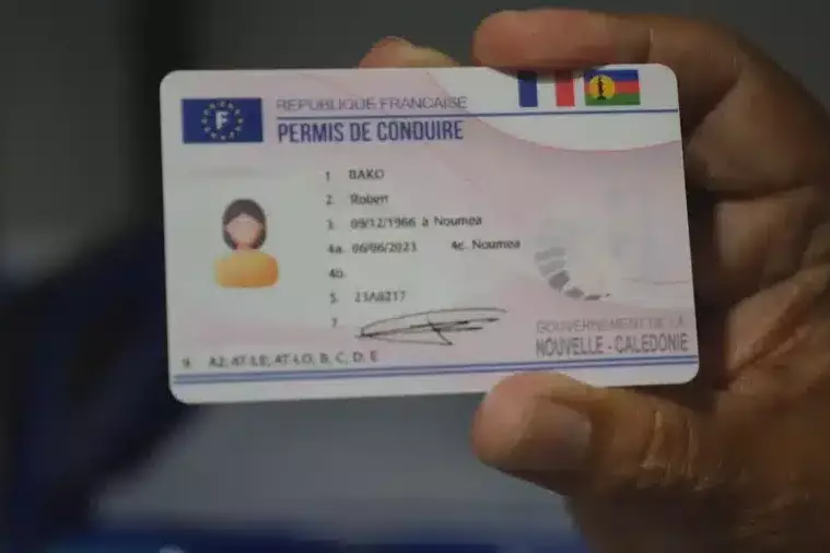 Permis de conduire au drapeau indépendantiste : l’exécutif calédonien ne s’est toujours pas acquitté des astreintes dues à l’État