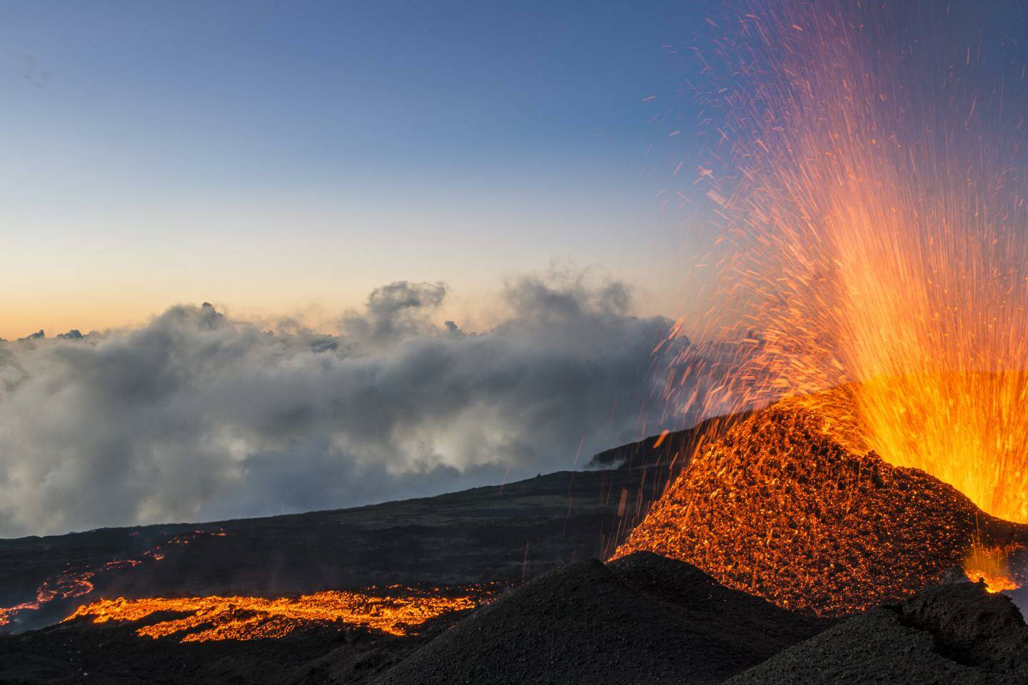 Piton de la Fournaise : l’éruption se poursuit, deux fissures actives et un cône en formation