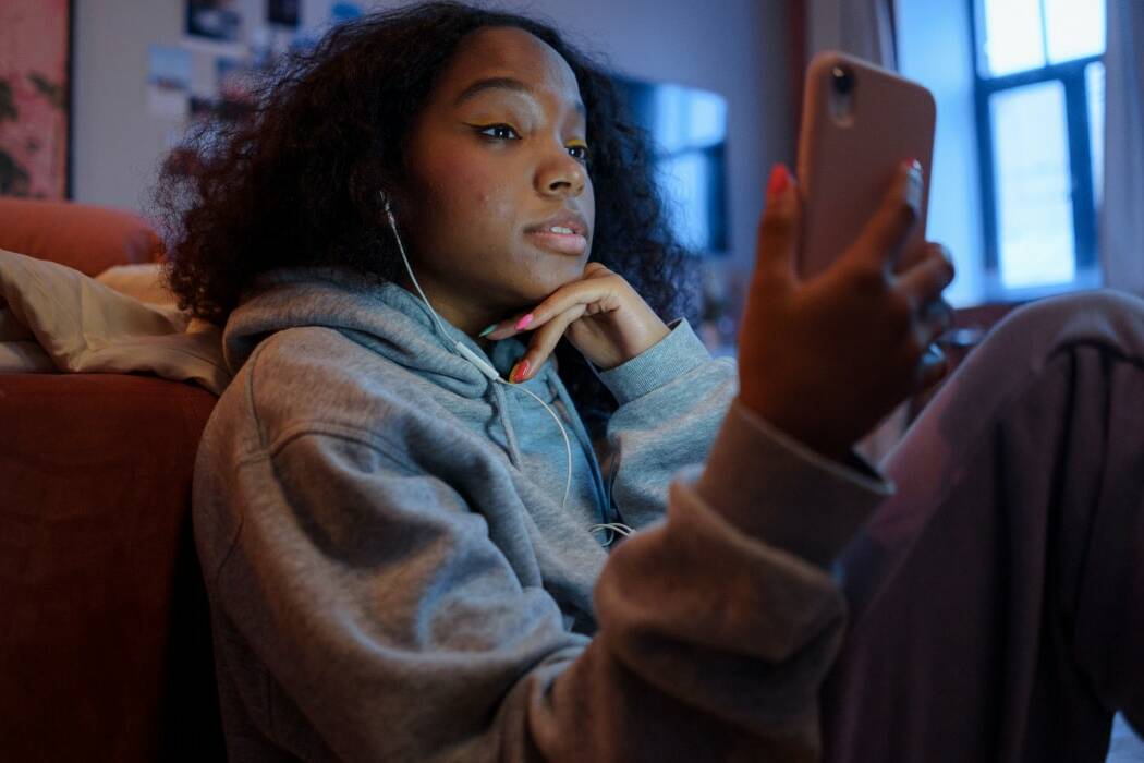 Réseaux sociaux interdits avant 15 ans : en Guadeloupe, une loi qui rassure… sans convaincre totalement