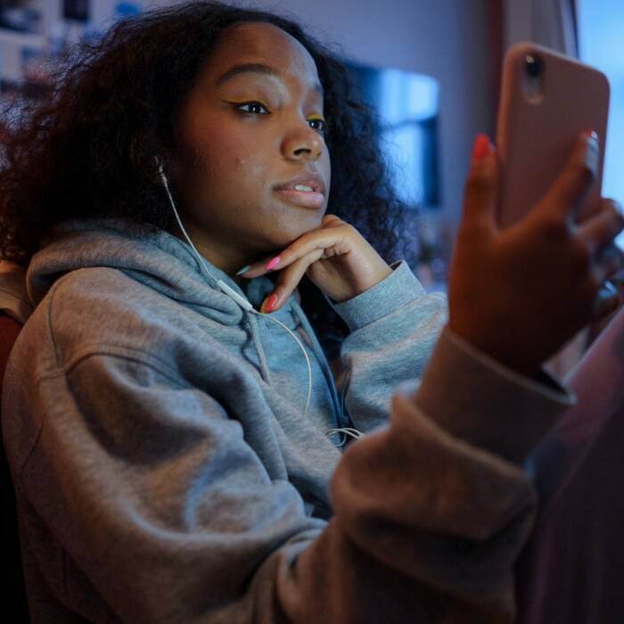 Réseaux sociaux interdits avant 15 ans : en Guadeloupe, une loi qui rassure… sans convaincre totalement