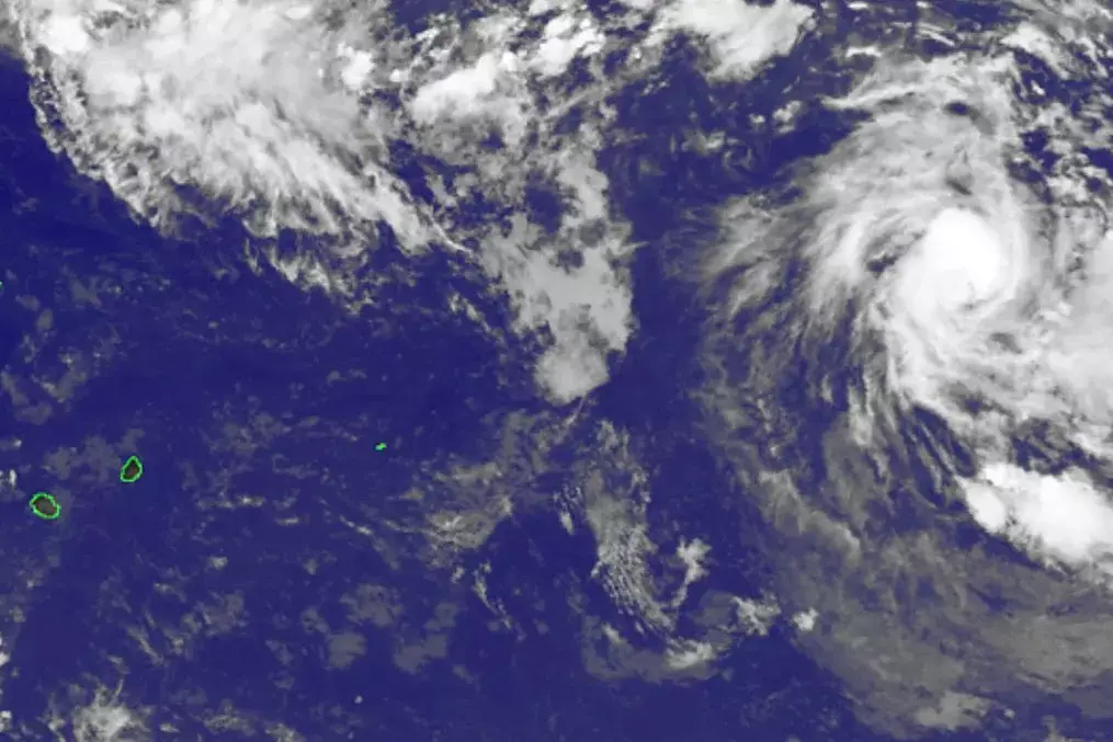 À 2 330 km de La Réunion, le cyclone Dudzai poursuit son renforcement