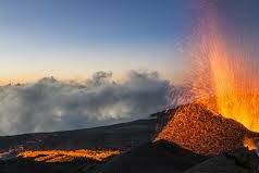 Piton de la Fournaise, l’activité sismique continue mais la reprise immédiate s’éloigne