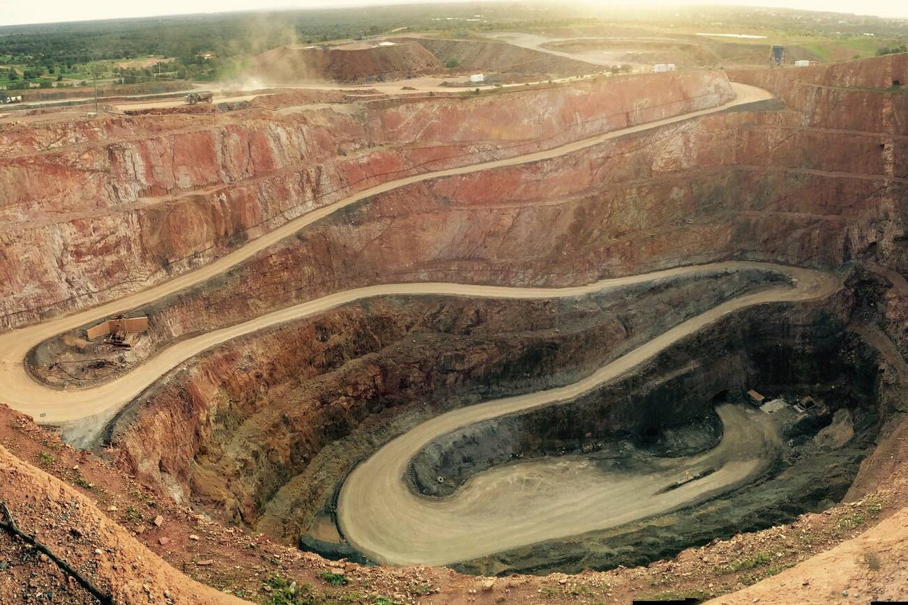 Guyane : une mine d’or attaquée en plein jour, un commando armé s’empare de terre aurifère