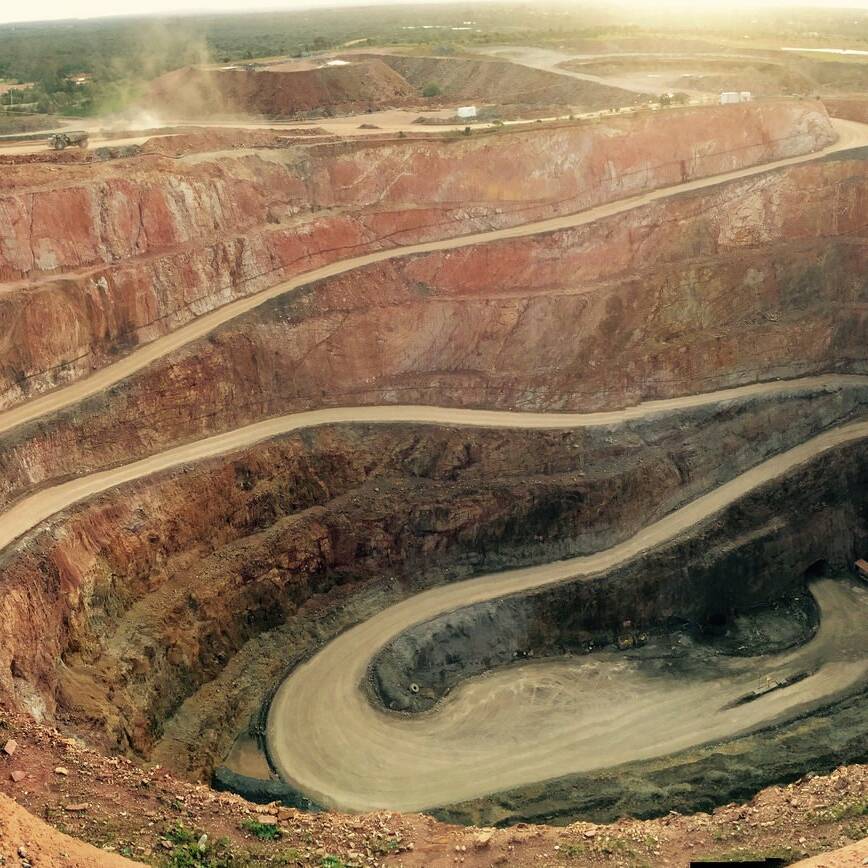 Guyane : une mine d’or attaquée en plein jour, un commando armé s’empare de terre aurifère