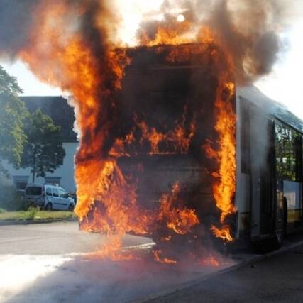Sainte-Anne : un bus Karulis détruit par les flammes, aucun blessé