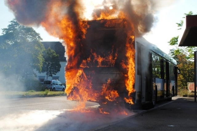 Sainte-Anne : un bus Karulis détruit par les flammes, aucun blessé
