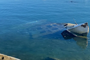 Cyclone Chido à Mayotte, les épaves continuent d’être extraites du port de Mamoudzou