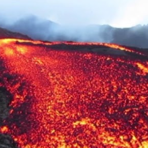 Piton de la Fournaise : un cône de 15 mètres en formation, l’éruption reste sous surveillance