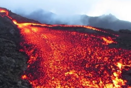 Piton de la Fournaise : un cône de 15 mètres en formation, l’éruption reste sous surveillance