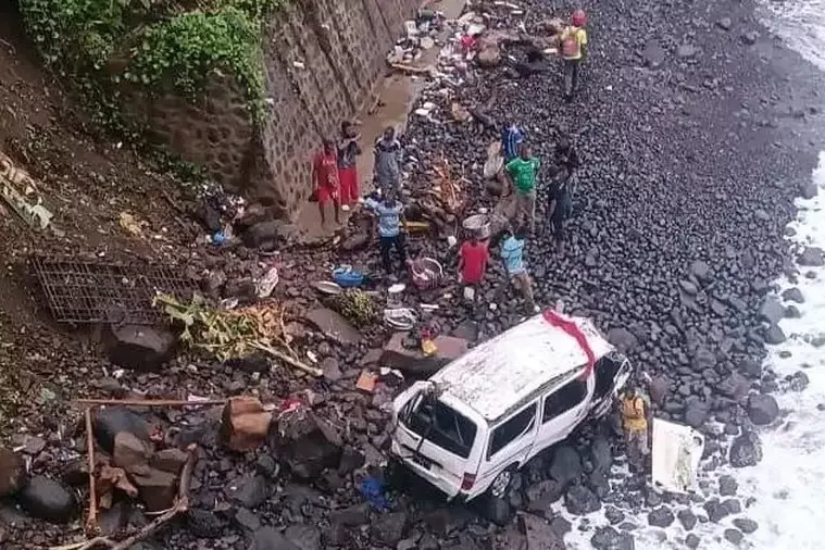 Comores : un minibus emporté par un éboulement, au moins trois morts à Anjouan