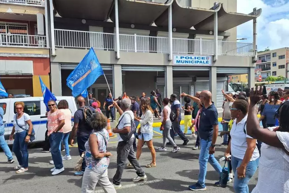 Fort-de-France : les policiers dans la rue pour exiger des effectifs et des moyens face à l’explosion de la violence