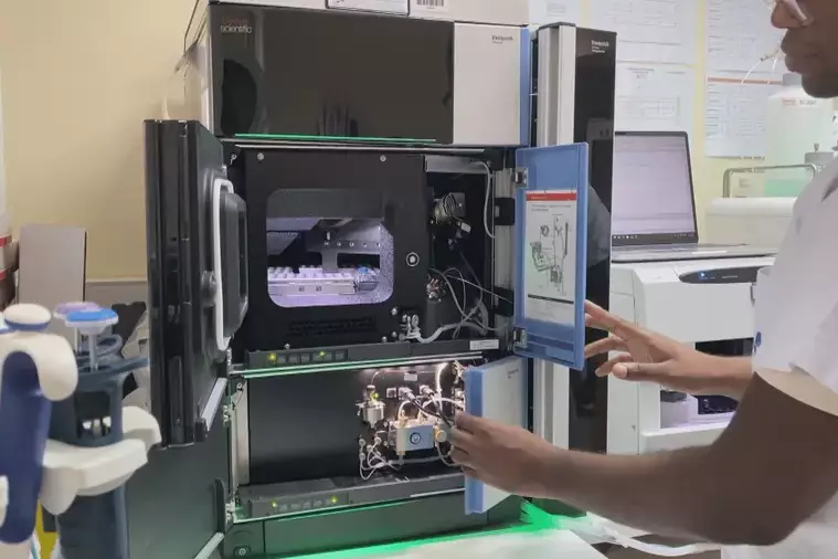 Mayotte : le Lions Club équipe le CHM d’une machine pour préparer les chimiothérapies