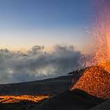 Piton de la Fournaise : des randonneurs évacués en urgence après le déclenchement de l’éruption