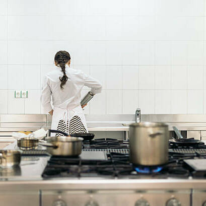 De la rue aux fourneaux : huit femmes relèvent la tête et remettent la table