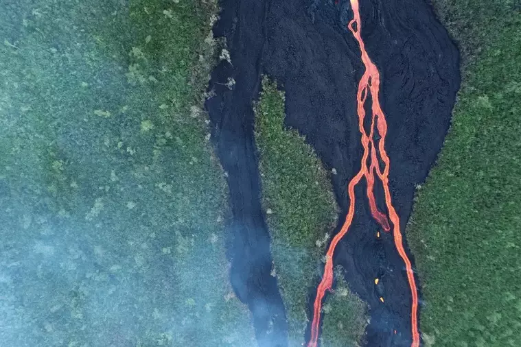 La Réunion : la lave du Piton de la Fournaise à moins de deux kilomètres de la route des laves