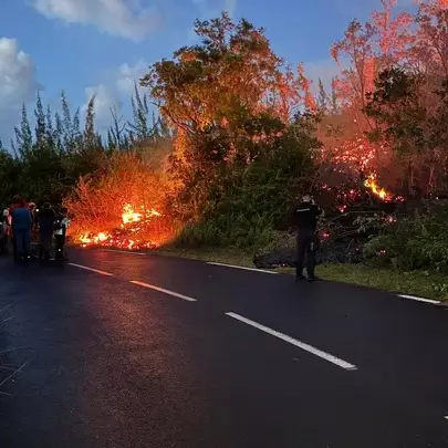 La Réunion : la lave du Piton de la Fournaise franchit la RN2, trois bras de coulée observés