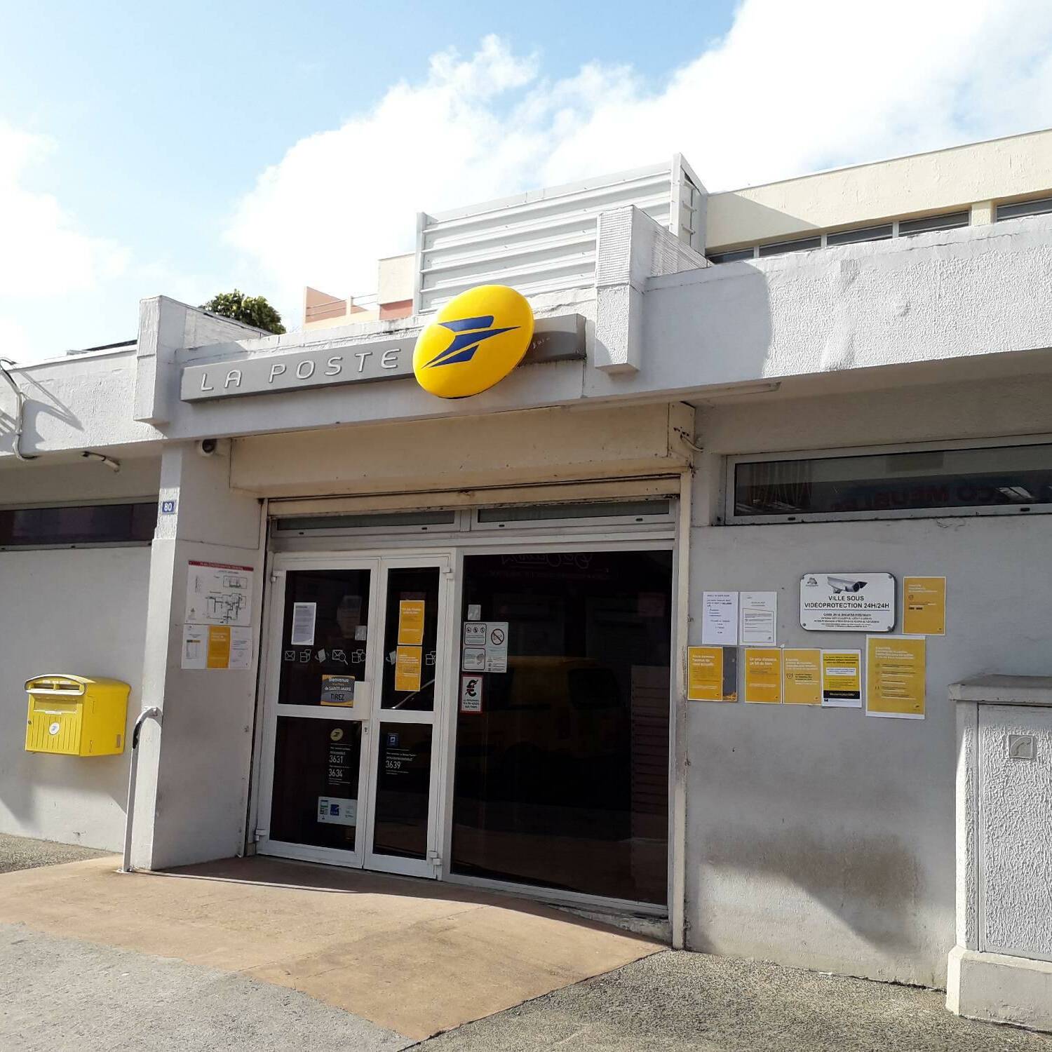 Martinique: à Dillon, La Poste cale et le courrier s'entasse