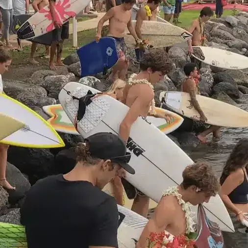 Punaauia : la communauté du surf rend un dernier hommage à deux jeunes disparus