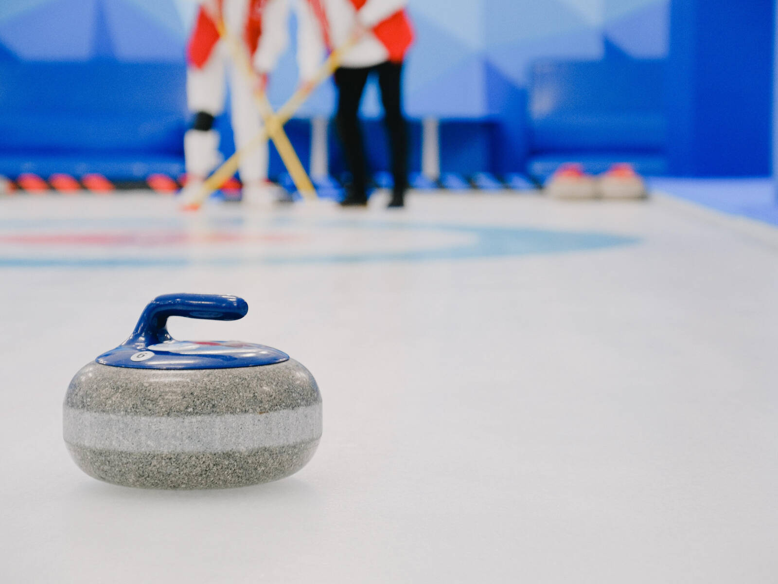 Saint-Pierre-et-Miquelon: le curling accroche la jeunesse, la patinoire sature
