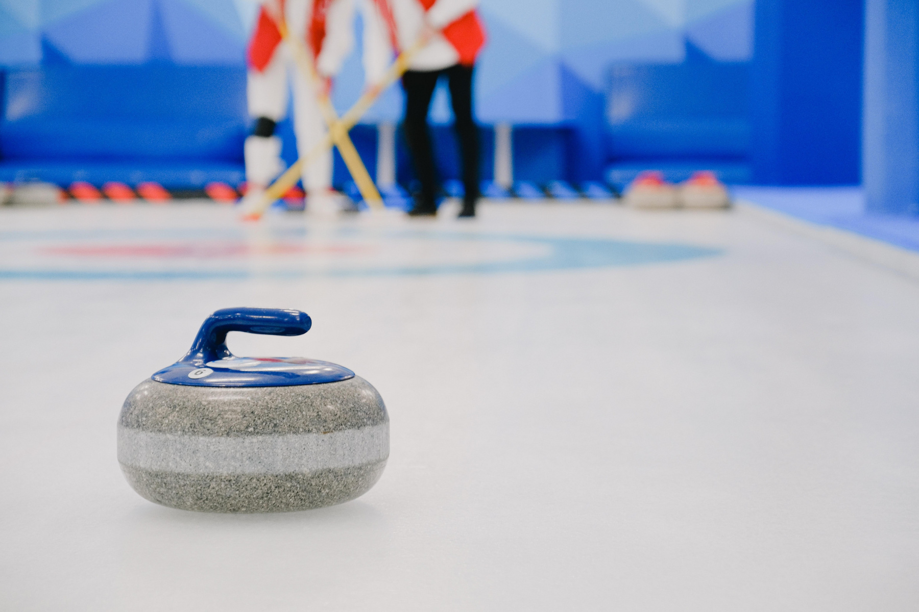 Saint-Pierre-et-Miquelon: le curling accroche la jeunesse, la patinoire sature