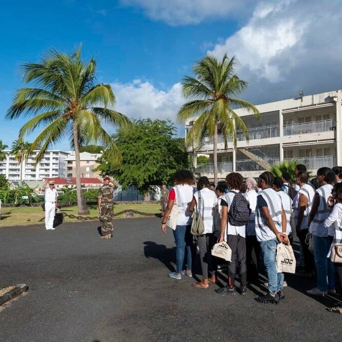 Un enseignement de la défense nationale bientôt renforcé à l’école ?