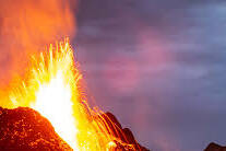 La Réunion : la coulée du Piton de la Fournaise se rapproche de la Route des Laves