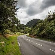 Guadeloupe : un poids lourd renversé paralyse la route des Mamelles