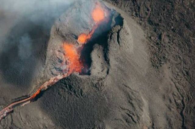Piton de la Fournaise : la coulée de lave visible depuis la RN2 continue d’avancer