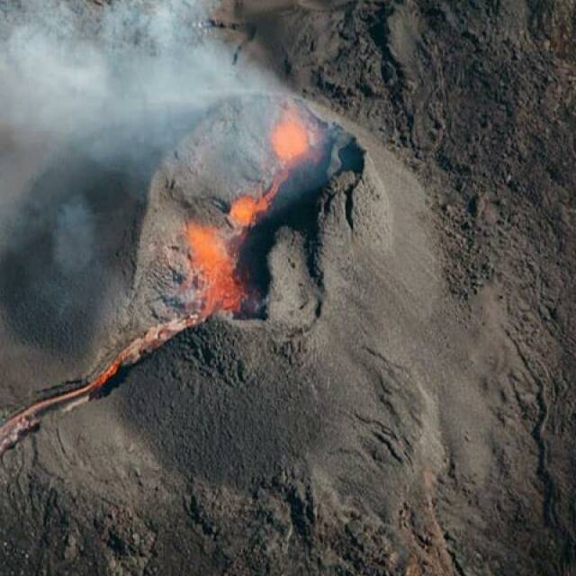 Piton de la Fournaise : la coulée de lave visible depuis la RN2 continue d’avancer